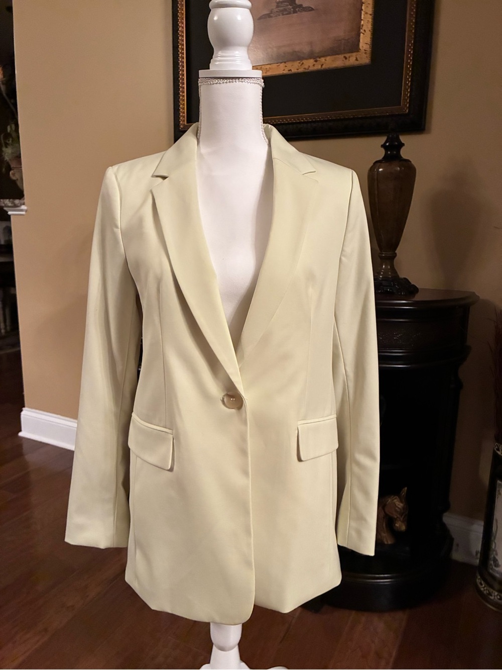 Tailored Single-Button Women's Blazer in Pale Yellow. Size S